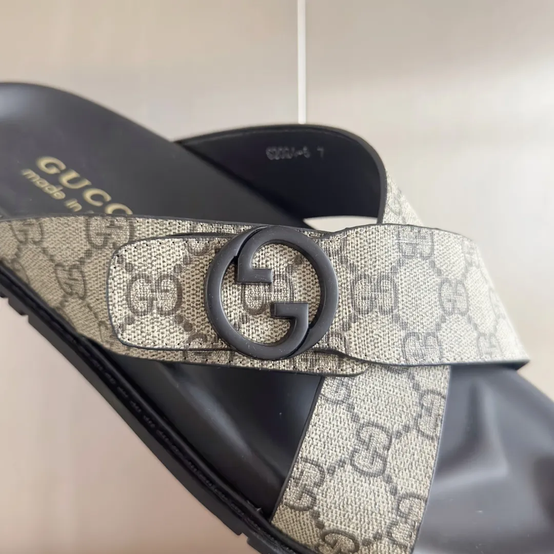 [G Home] Men's Men's Shoes💰:300💰Size:38-45 GUCC Gucci Original Order Quality 🆕2024Gucci Gucci Summer New Style Double G Presbyopia Flip-flops Cross Sandals Thick Sole Slippers Beach Shoes Original Purchase and Development Production G family's 2024 new summer dark horse items, fashion bloggers at home and abroad have put on the show, and it has become popular on social platforms at home and abroad. Fashionistas must pay for it, and they spend a lot of money to create ingenious craftsmanship and accurately restore every detail. Exquisite packaging at the delivery counter🛍📦 ▪️ Fabric: Original imported double G presbyopic leather ▪️ Lining: Original imported leather ▪️ Sole: Original open molded T men's shoes 💰U outsole ▪️ Bottom thickness: 3CM
